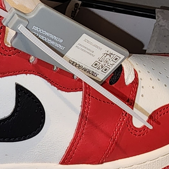 AIR JORDAN  1 RETRO HIGH OG " CHICAGO LOST&FOUND - Picture 6 of 6